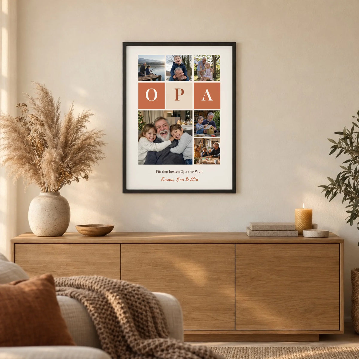 Fotocollage Poster Opa mit 6 Fotos, Buchstaben-Kacheln und Namen im schwarzen Rahmen im Wohnzimmer
