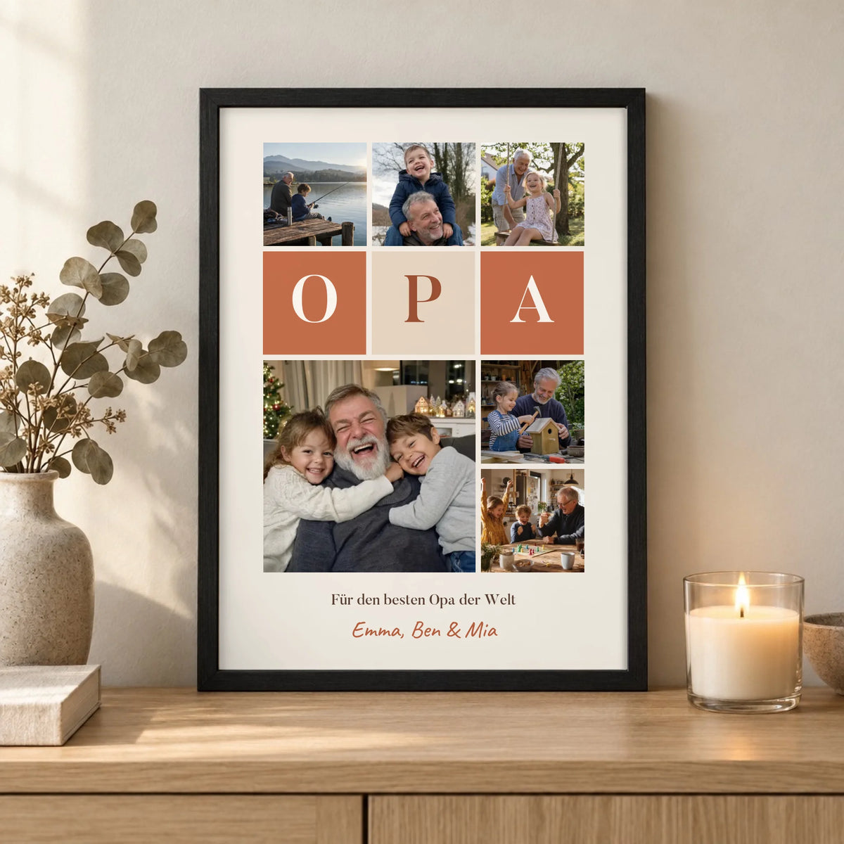 Fotocollage Poster Opa mit 6 Fotos, Buchstaben-Kacheln und Namen im Rahmen auf dem Sideboard