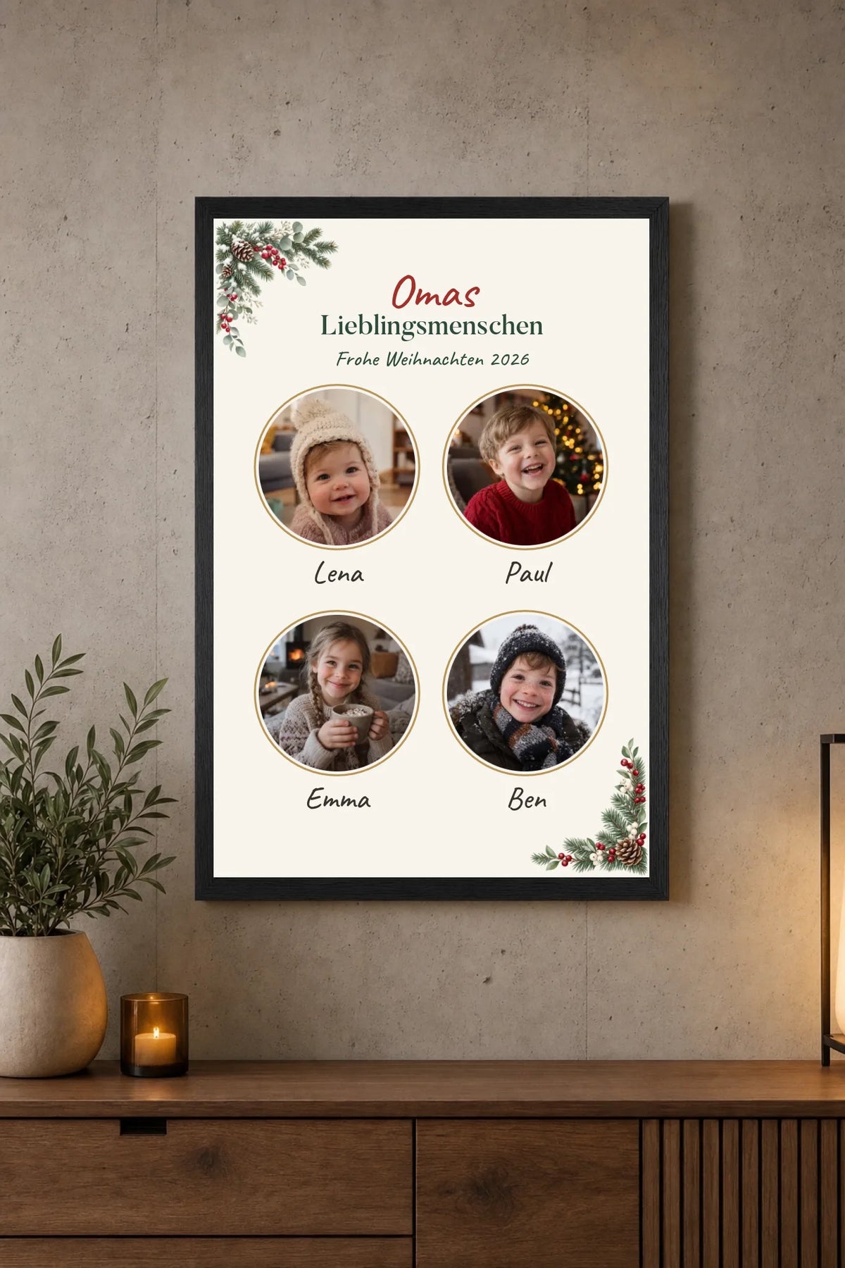 Lieblingsmenschen Poster für Oma mit Enkel-Fotos und Namen im Winterdesign an der Wand über dem Sideboard