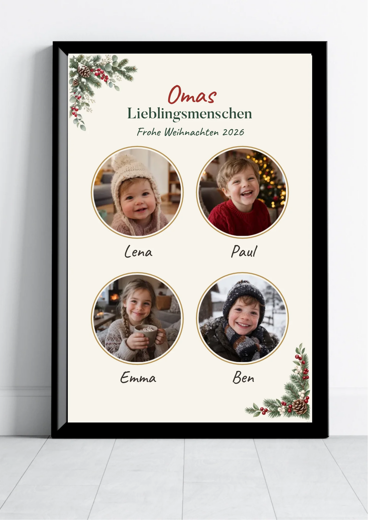 Lieblingsmenschen Poster für Oma mit Enkel-Fotos und Namen im Winterdesign im schwarzen Rahmen an die Wand gelehnt