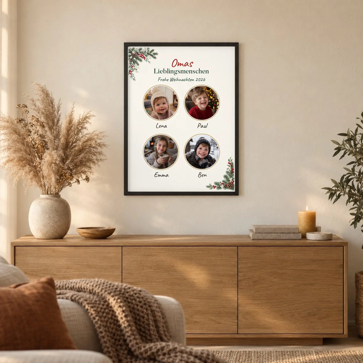 Lieblingsmenschen Poster für Oma mit Enkel-Fotos und Namen im Winterdesign im schwarzen Rahmen im Wohnzimmer