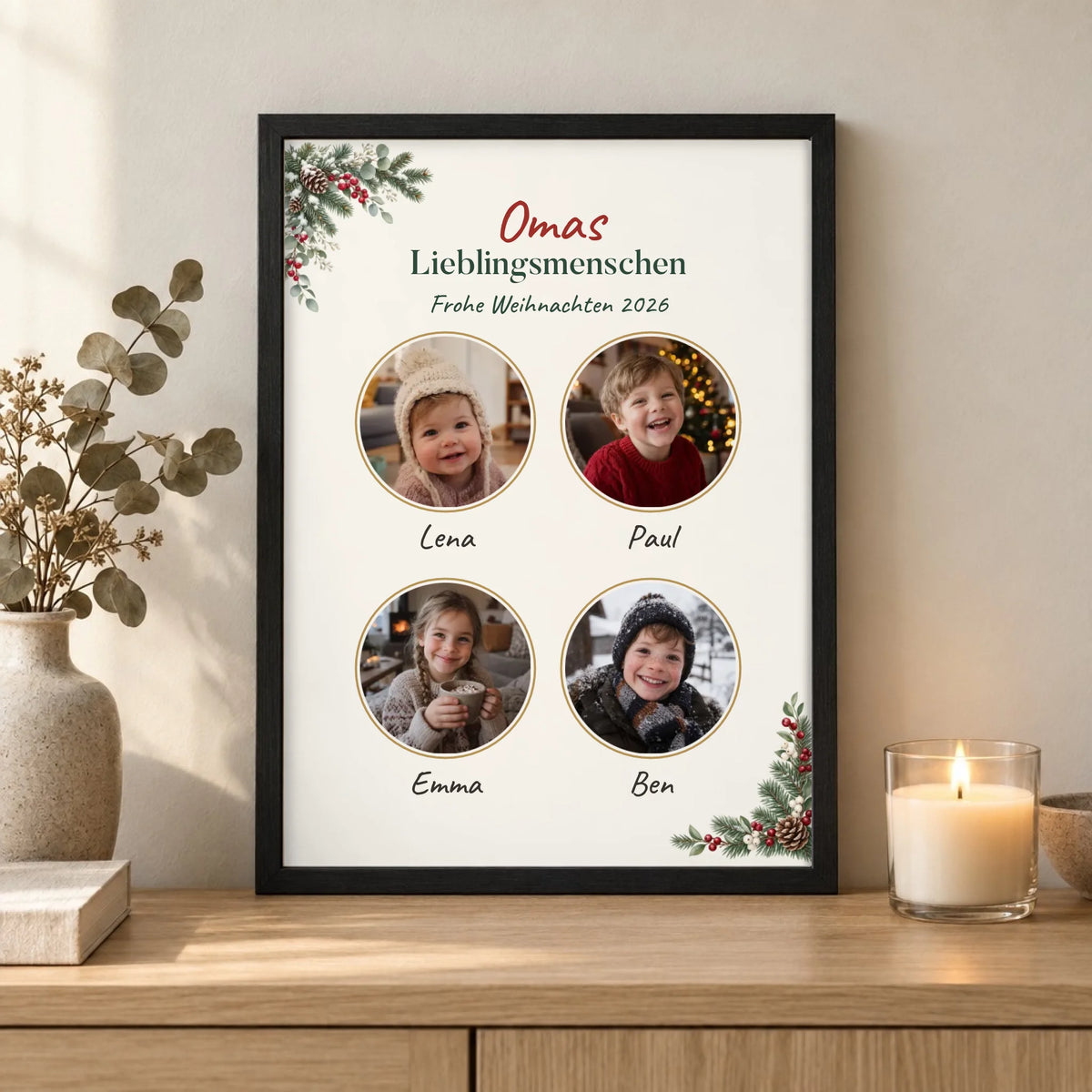 Lieblingsmenschen Poster für Oma mit Enkel-Fotos und Namen im Winterdesign im Rahmen auf dem Sideboard