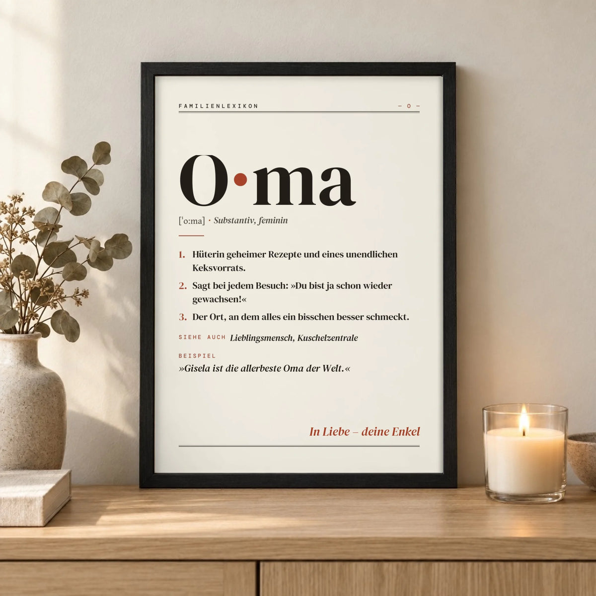 Oma Definition Poster im schwarzen Holzrahmen – Nahaufnahme auf dem Sideboard