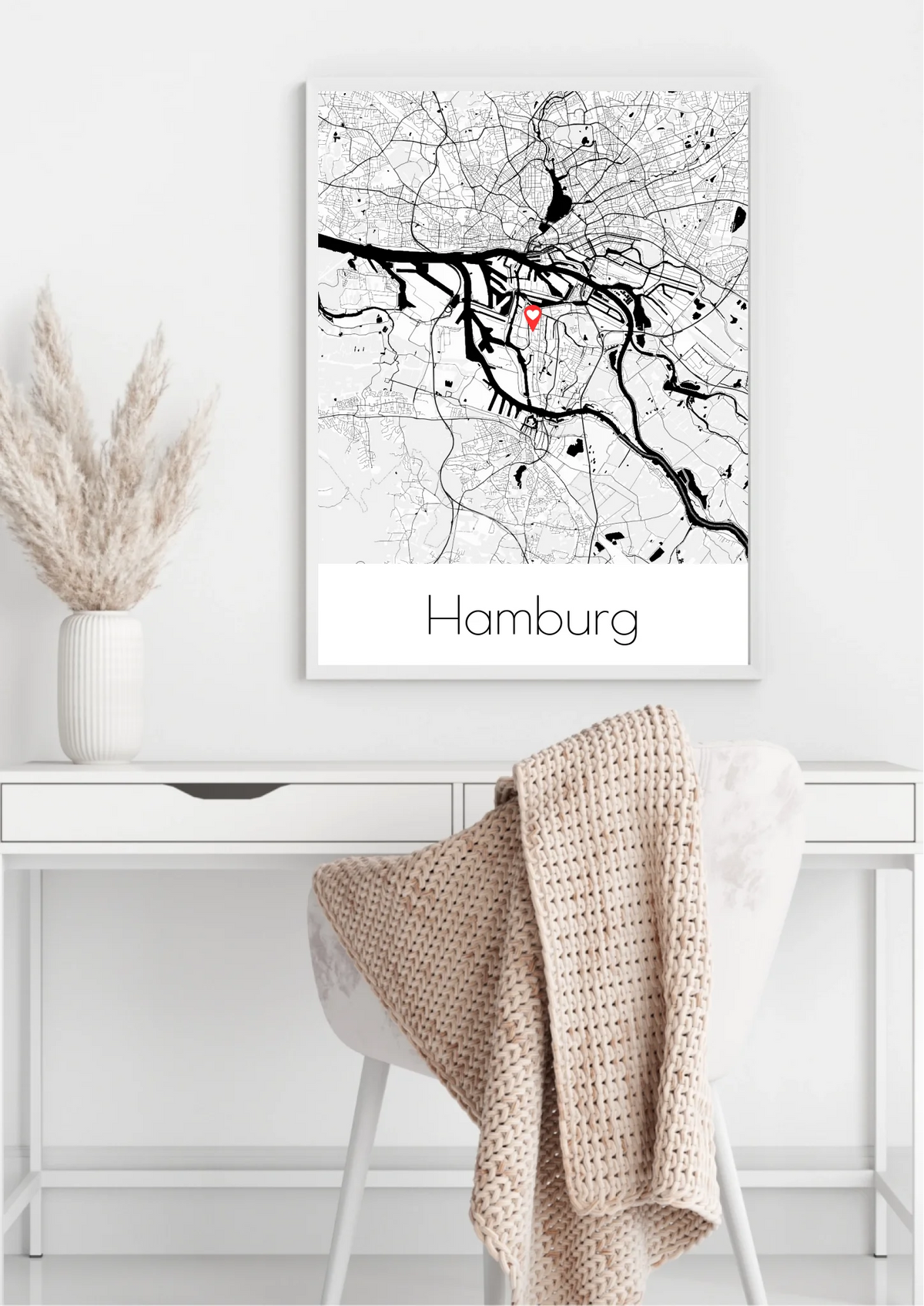 Stadtkarten Poster im weißen Rahmen über dem Schreibtisch