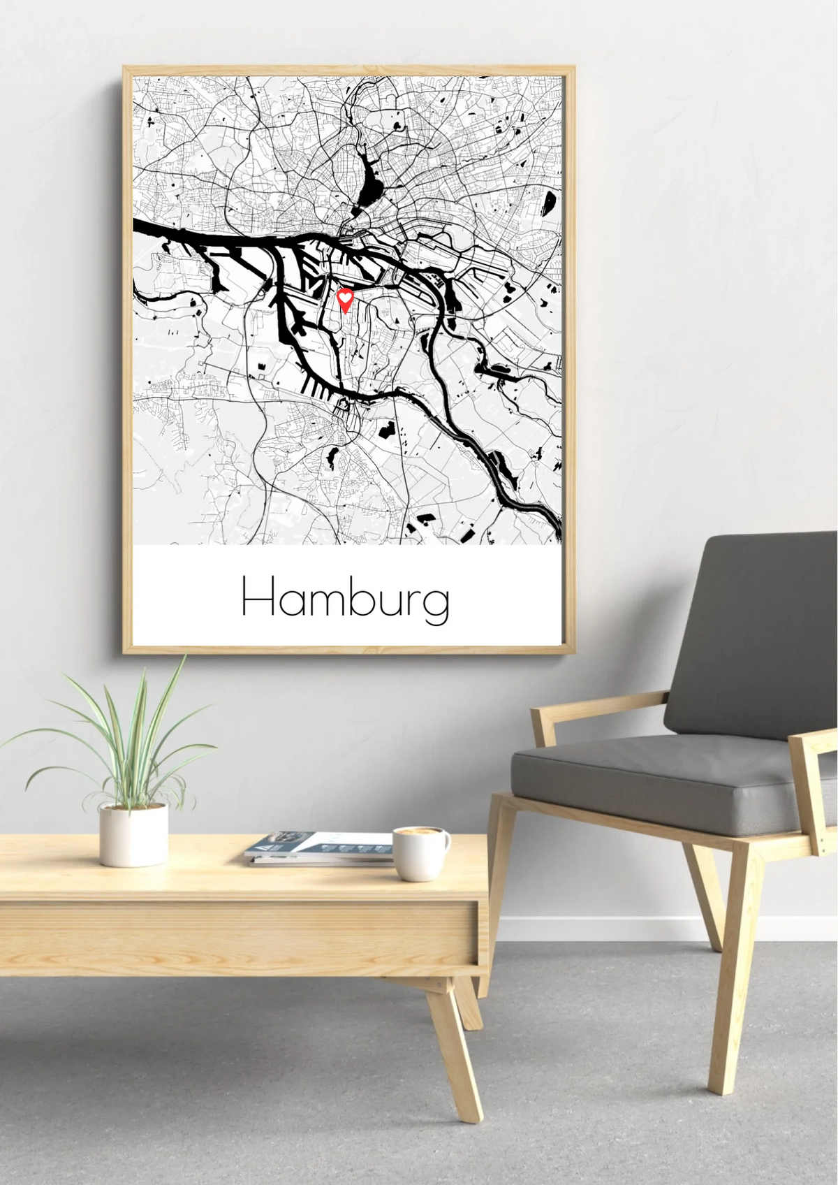 Stadtkarten Poster im Holzrahmen über dem Sideboard im Wohnzimmer