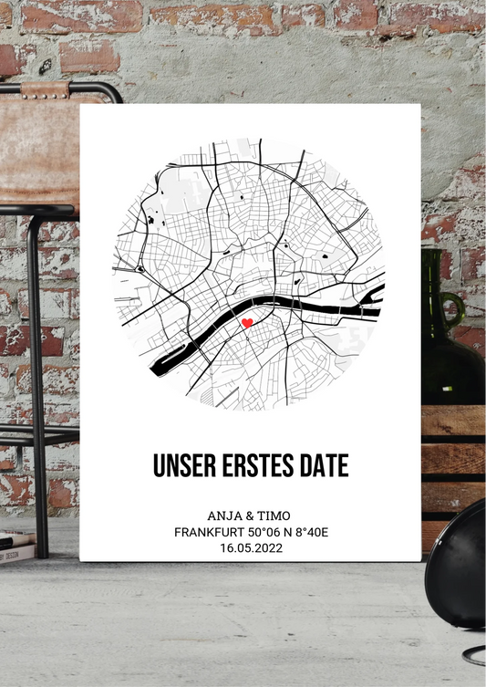 Unser erstes Date Leinwand personalisiert – runde Stadtkarte, vor Backsteinwand