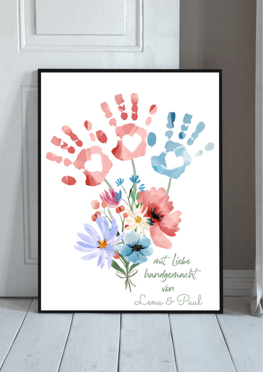 Blumenhände Poster Muttertag personalisiert – bunte Handabdrücke mit Aquarellblumen, im schwarzen Rahmen angelehnt