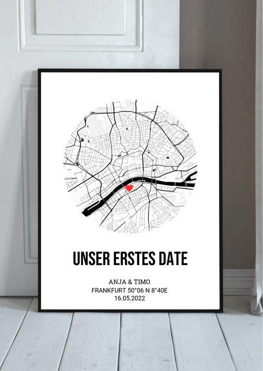 Unser erstes Date Poster personalisiert – runde Stadtkarte, im schwarzen Rahmen angelehnt