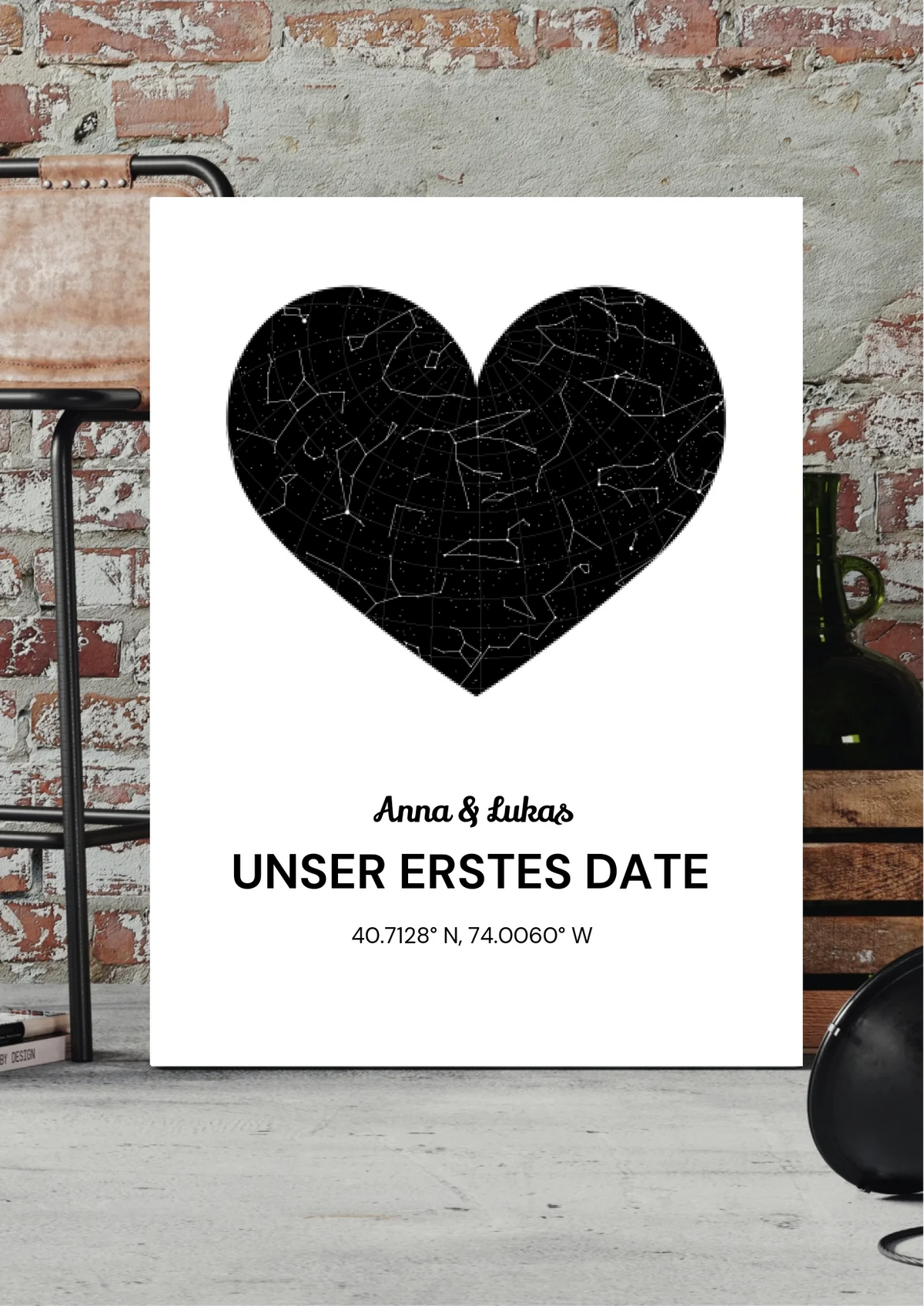 Sternenkarte Leinwand Unser erstes Date personalisiert – Sternenhimmel in Herzform, vor Backsteinwand