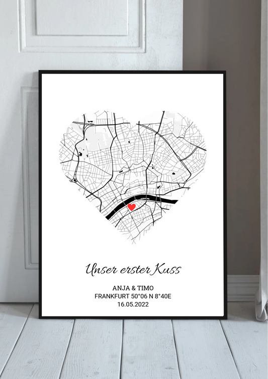 Unser erster Kuss Poster personalisiert – Stadtkarte in Herzform, im schwarzen Rahmen angelehnt