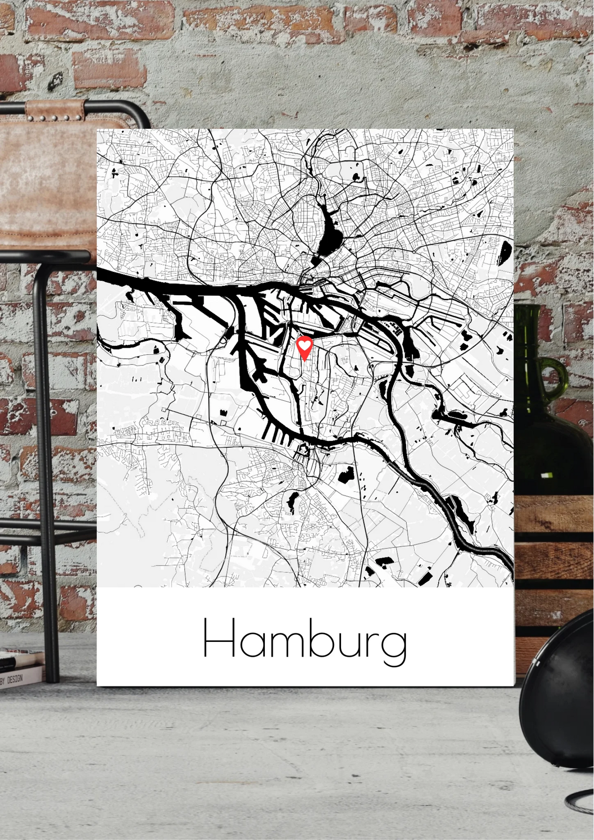 Stadtkarten Leinwand personalisiert – Stadtplan mit Herz-Markierung und Stadtname, vor Backsteinwand