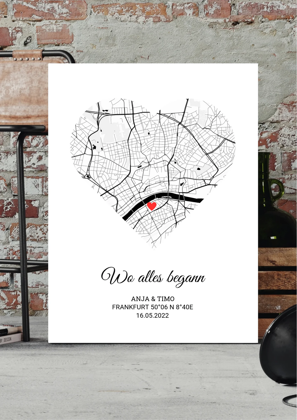 Wo alles begann Leinwand personalisiert – helle Stadtkarte in Herzform, vor Backsteinwand
