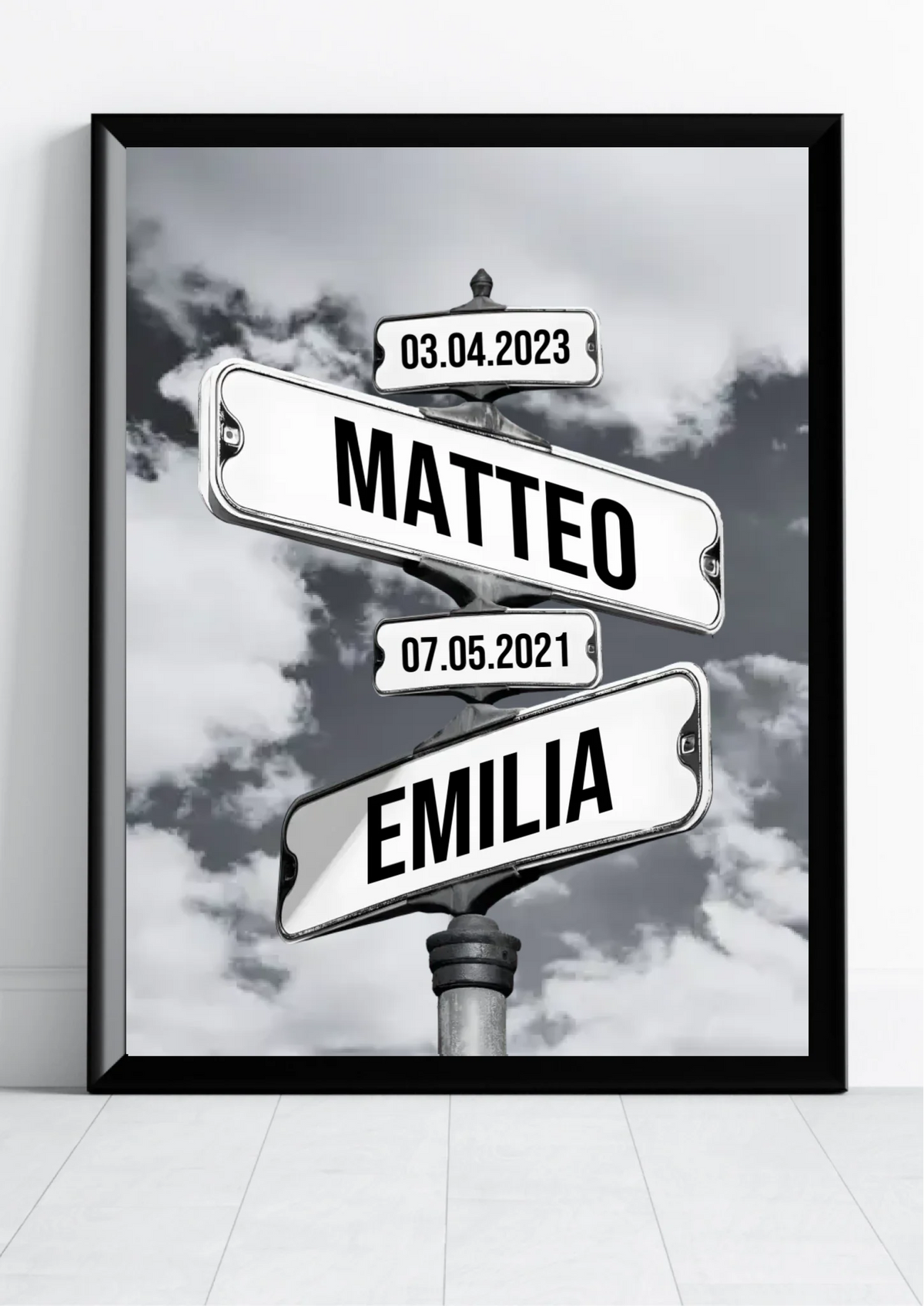 Familien Straßenschilder Poster mit Namen und Daten – Frontansicht im schwarzen Rahmen