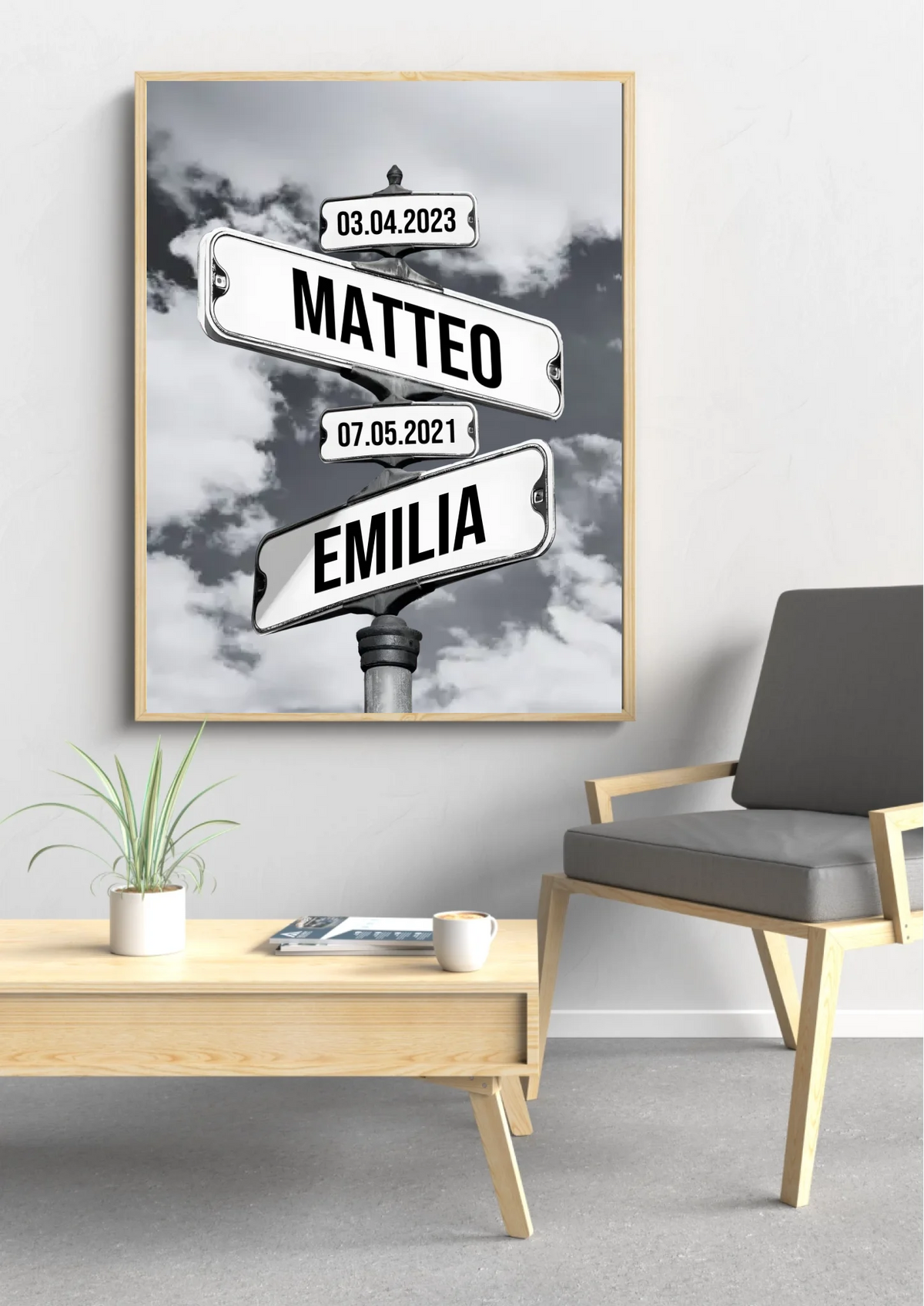 Familien Straßenschilder Poster im Holzrahmen über dem Sideboard im Wohnzimmer