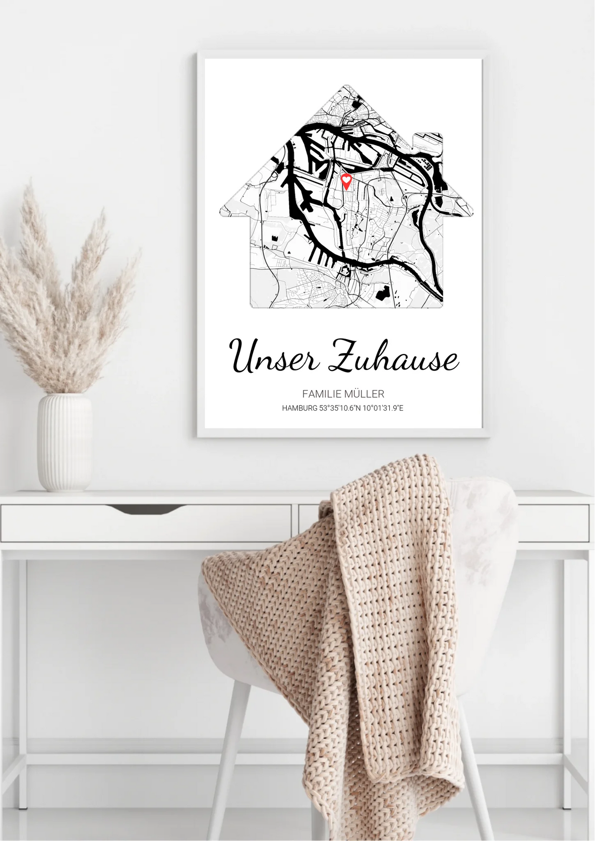 Unser Zuhause Poster im weißen Rahmen über dem Schreibtisch