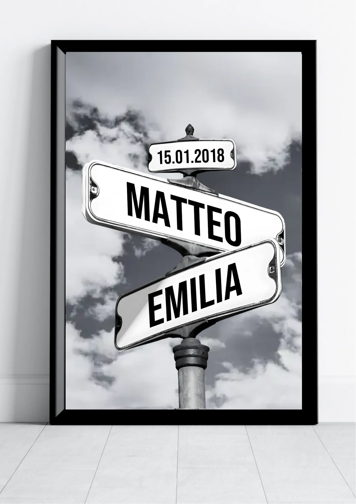 Familien Straßenschilder Poster personalisiert – schräge Seitenansicht im schwarzen Rahmen