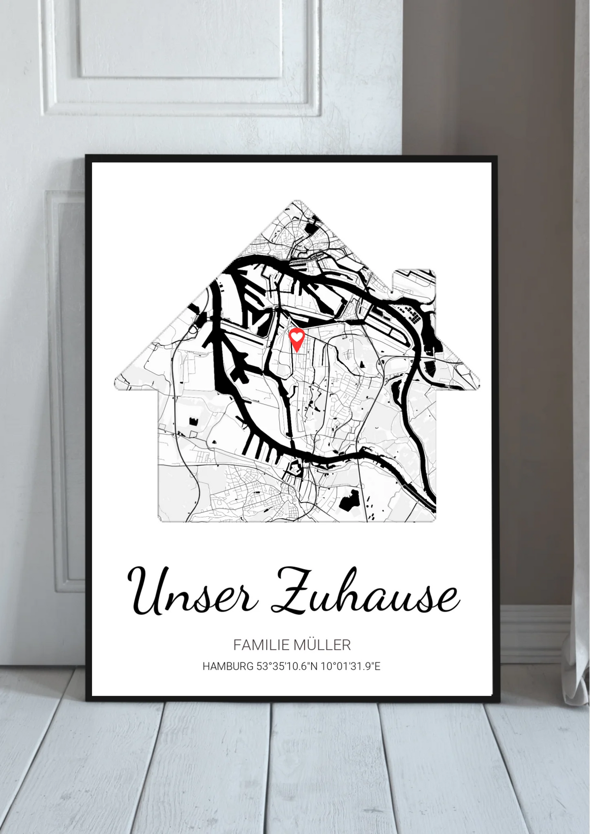 Unser Zuhause Poster personalisiert – Stadtkarte in Hausform, im schwarzen Rahmen angelehnt