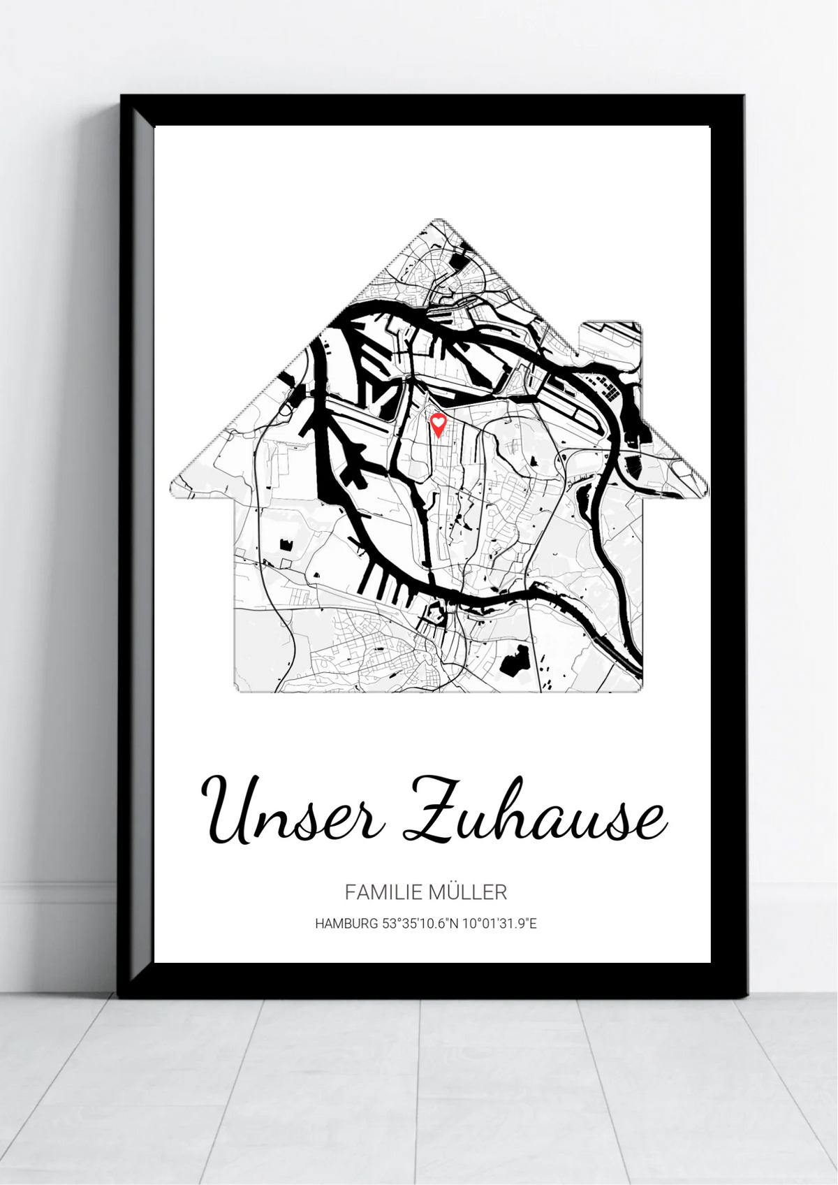 Unser Zuhause Poster personalisiert – schräge Seitenansicht im schwarzen Rahmen
