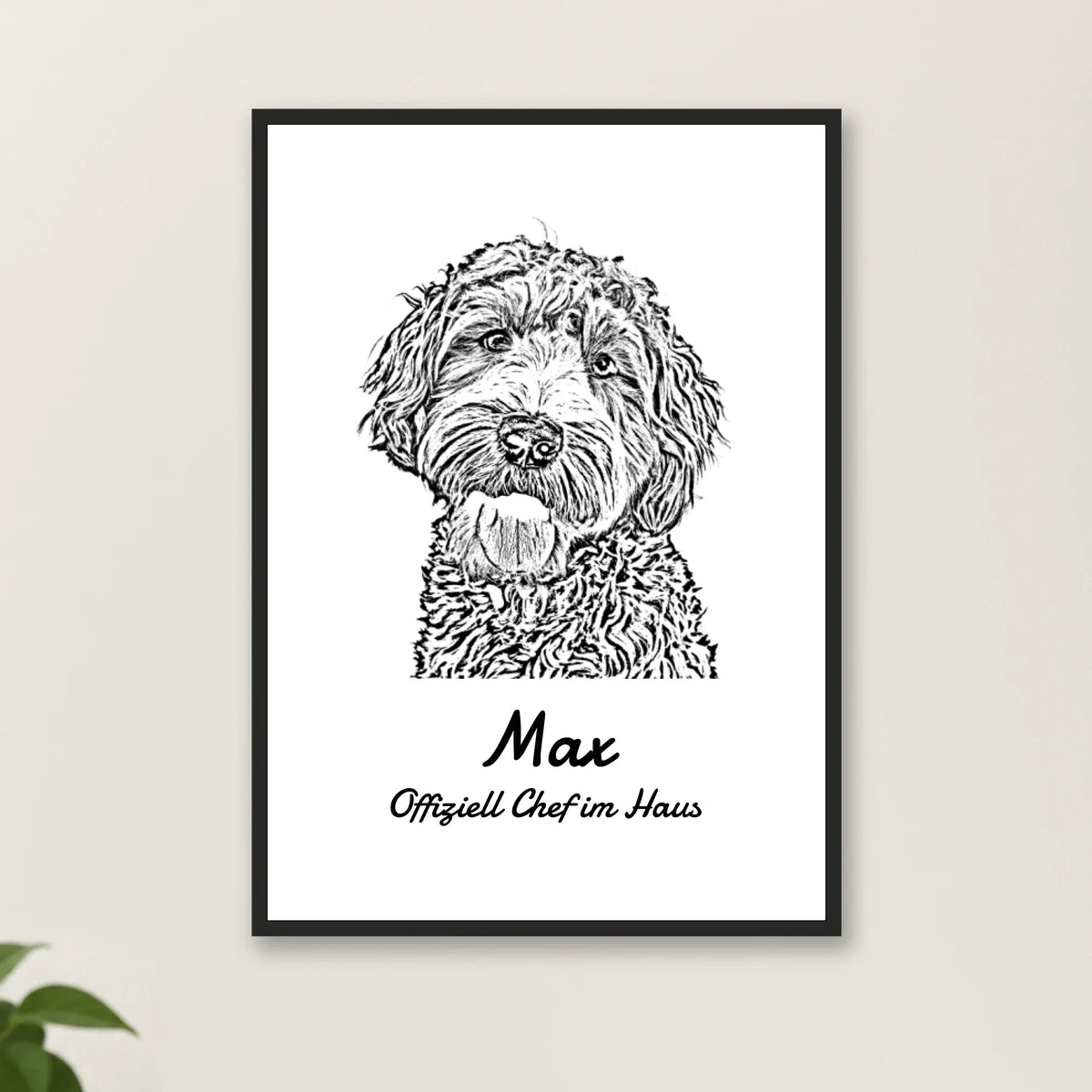 Tierportrait Poster Sketch-Stil im schwarzen Rahmen an heller Wand mit Pflanze