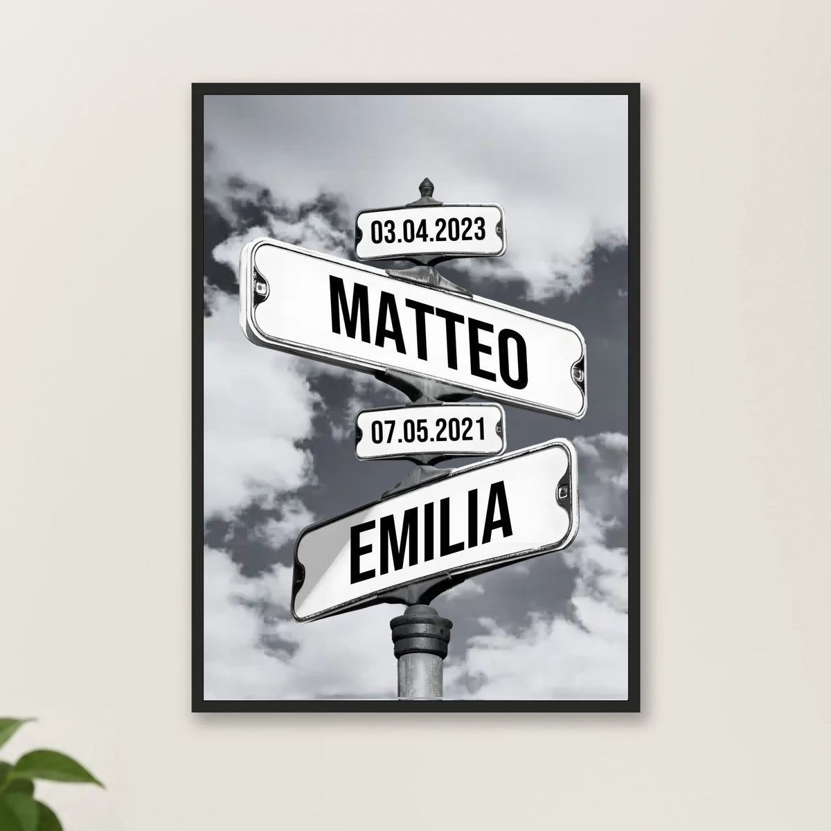 Familien Straßenschilder Poster personalisiert – im schwarzen Rahmen an heller Wand