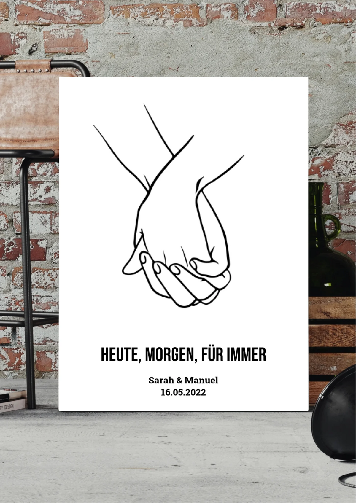 Hand in Hand Leinwand personalisiert – Strichzeichnung Hände mit Heute, Morgen, Für immer, vor Backsteinwand