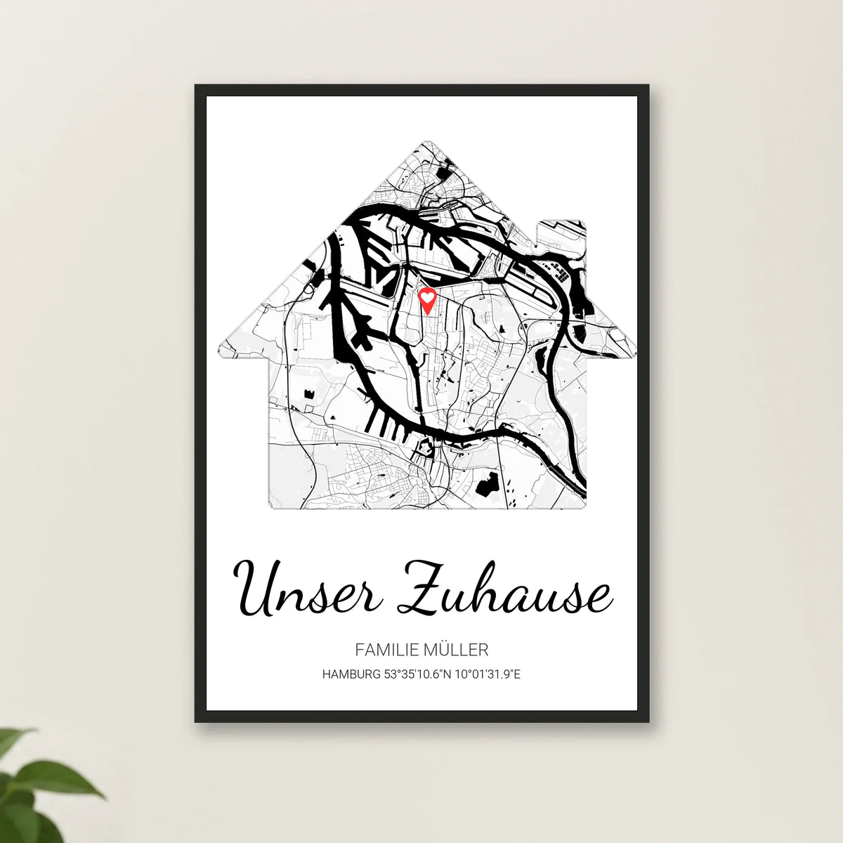 Unser Zuhause Poster personalisiert – im schwarzen Rahmen an heller Wand