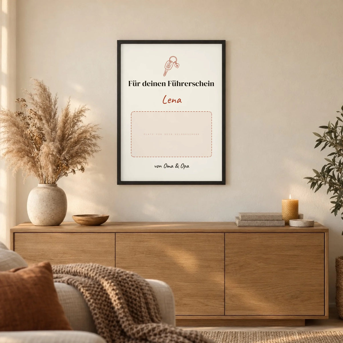 Geldgeschenk Poster gerahmt im Wohnzimmer über dem Sideboard