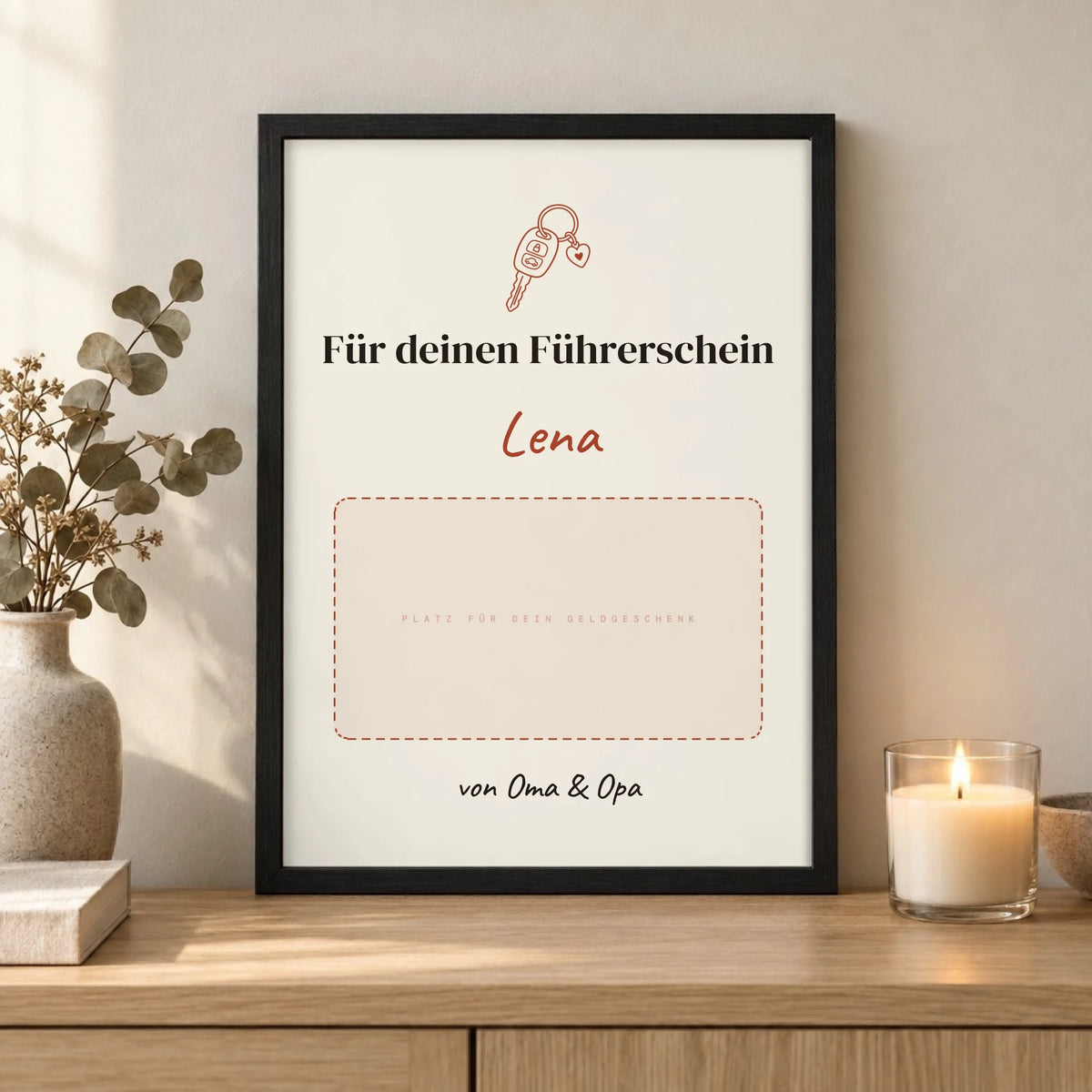 Geldgeschenk Poster im schwarzen Holzrahmen – Nahaufnahme auf dem Sideboard