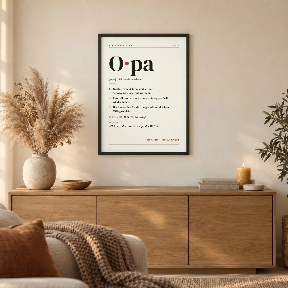 Opa Definition Poster gerahmt im Wohnzimmer über dem Sideboard