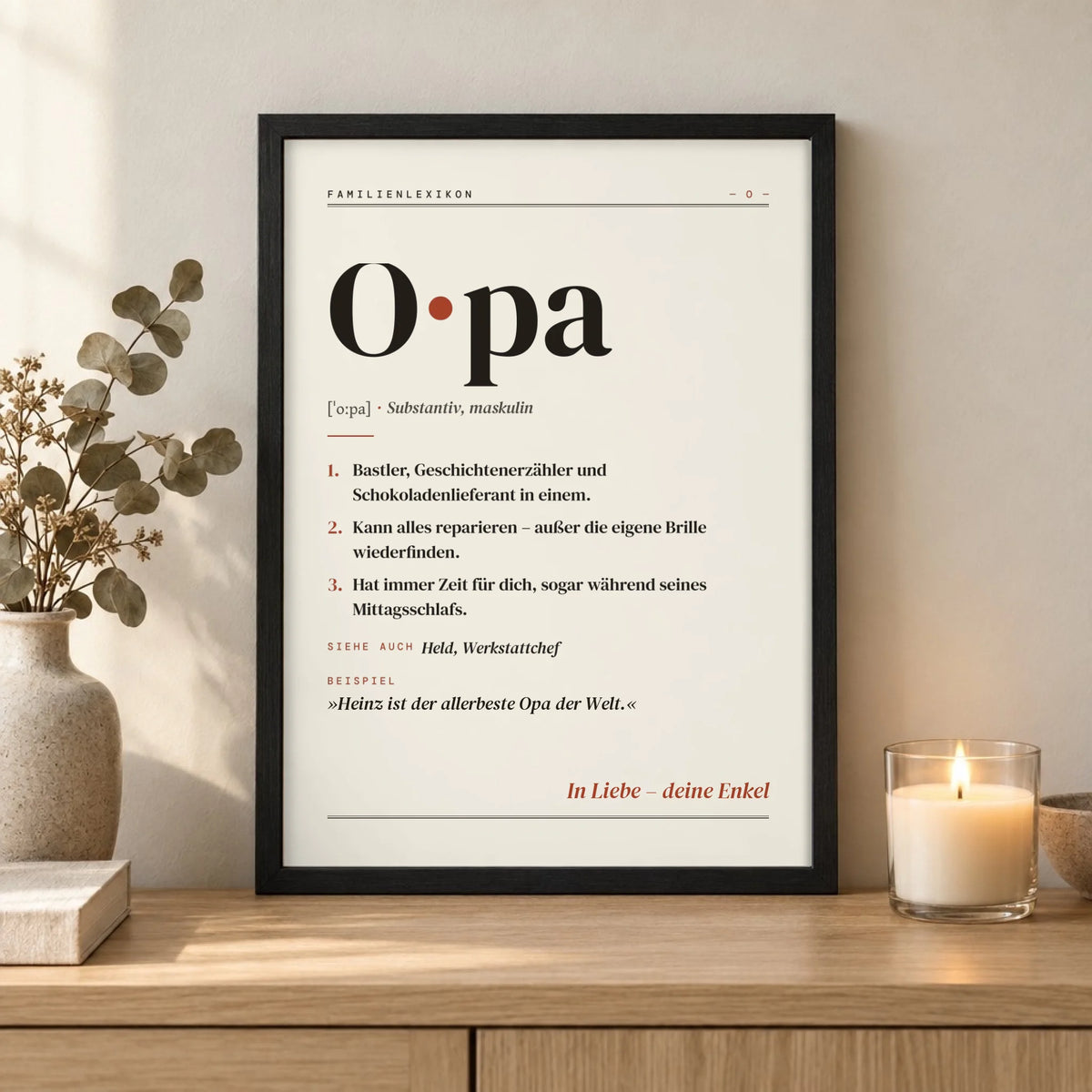 Opa Definition Poster im schwarzen Holzrahmen – Nahaufnahme auf dem Sideboard
