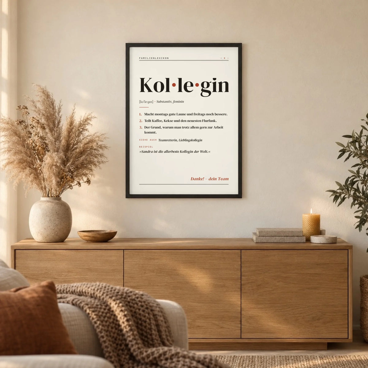 Kollegin & Kollege Definition Poster gerahmt im Wohnzimmer über dem Sideboard