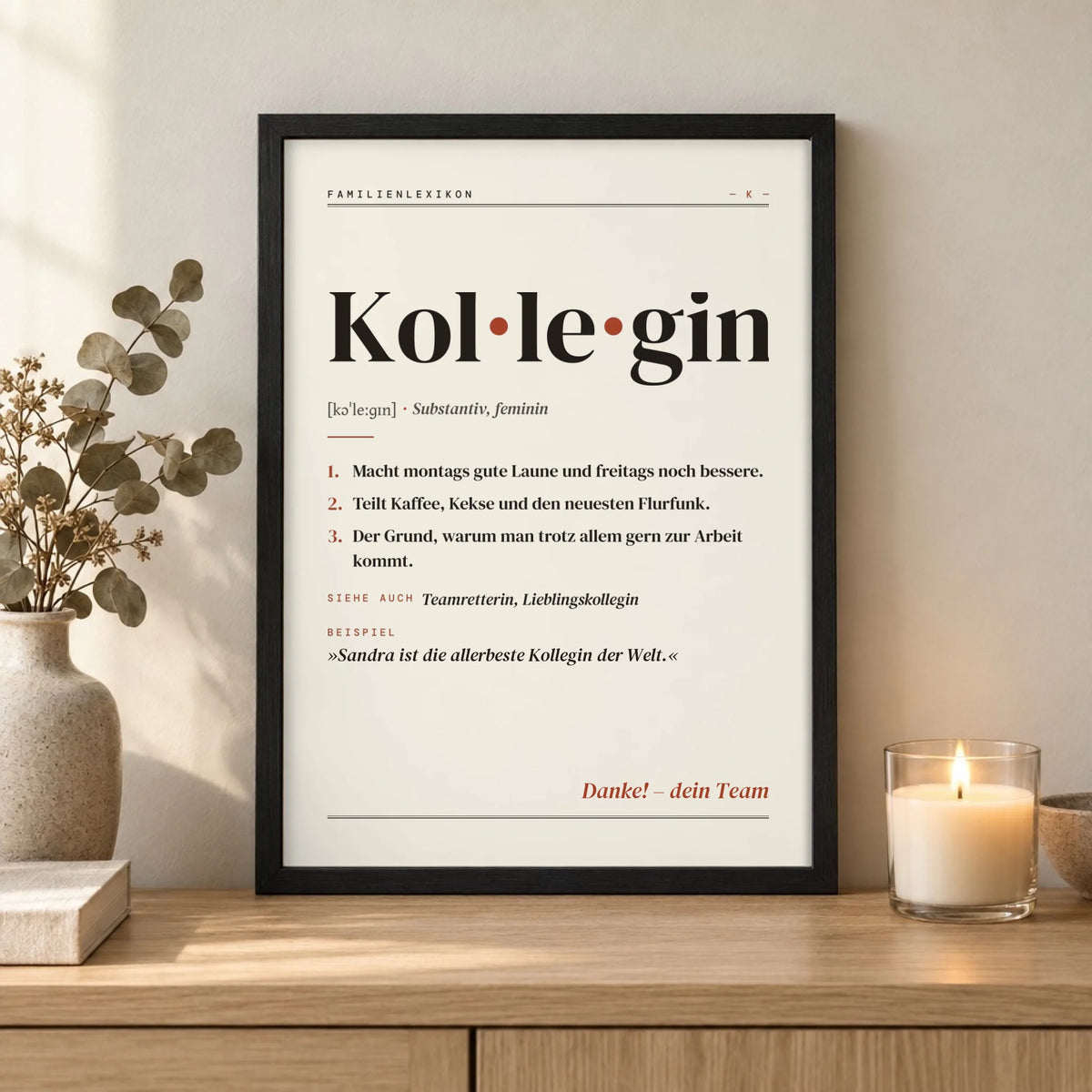 Kollegin & Kollege Definition Poster im schwarzen Holzrahmen – Nahaufnahme auf dem Sideboard