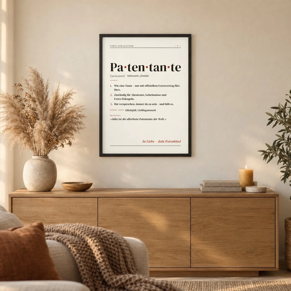 Patentante Definition Poster gerahmt im Wohnzimmer über dem Sideboard