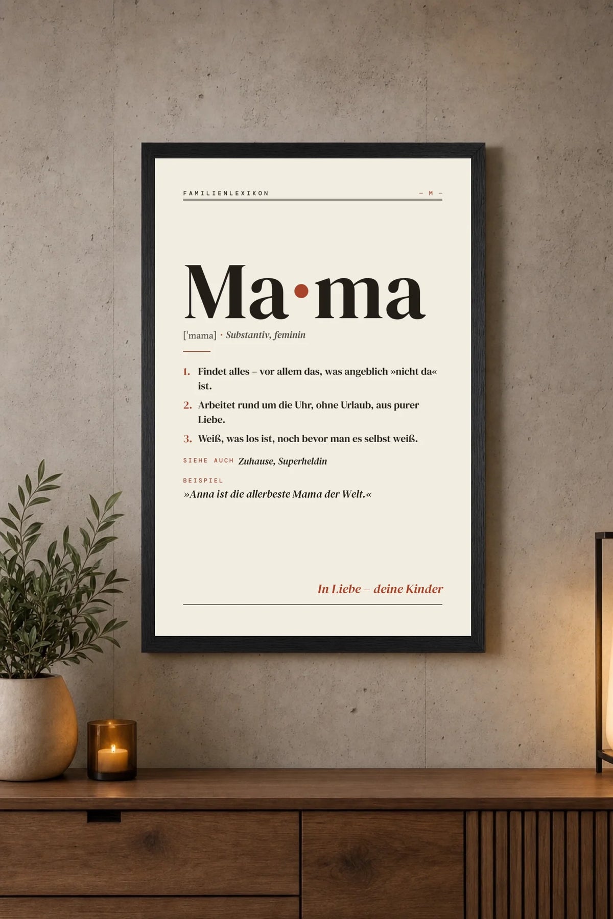 Mama Definition Poster an der Wand über dem Sideboard