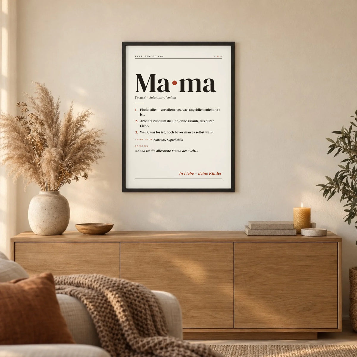 Mama Definition Poster gerahmt im Wohnzimmer über dem Sideboard