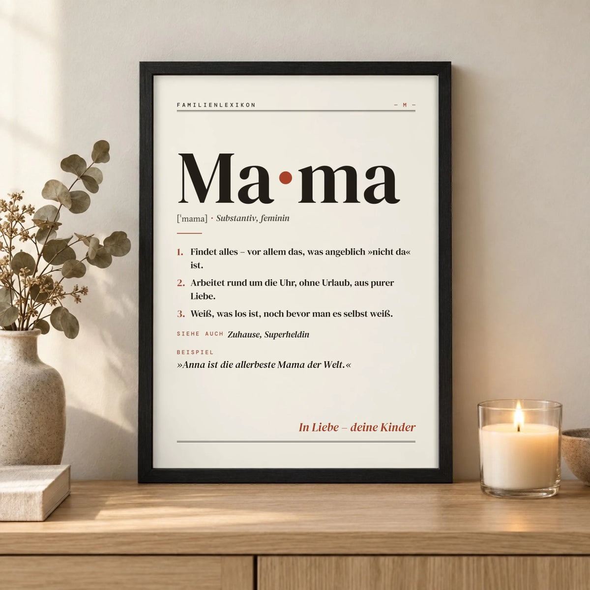 Mama Definition Poster im schwarzen Holzrahmen – Nahaufnahme auf dem Sideboard