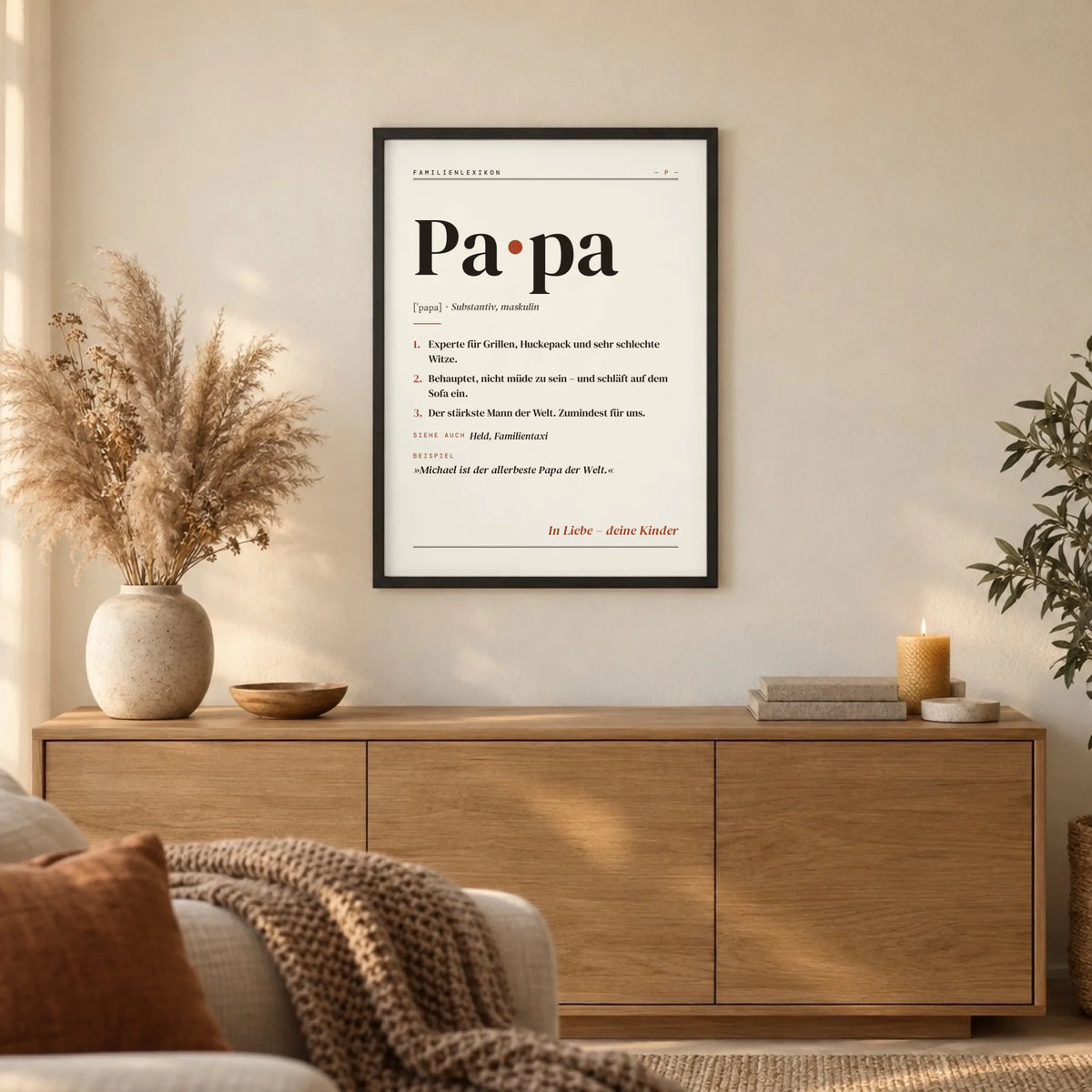 Papa Definition Poster gerahmt im Wohnzimmer über dem Sideboard