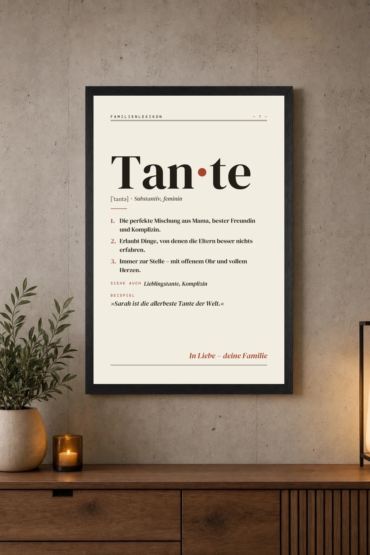 Tante Definition Poster an der Wand über dem Sideboard