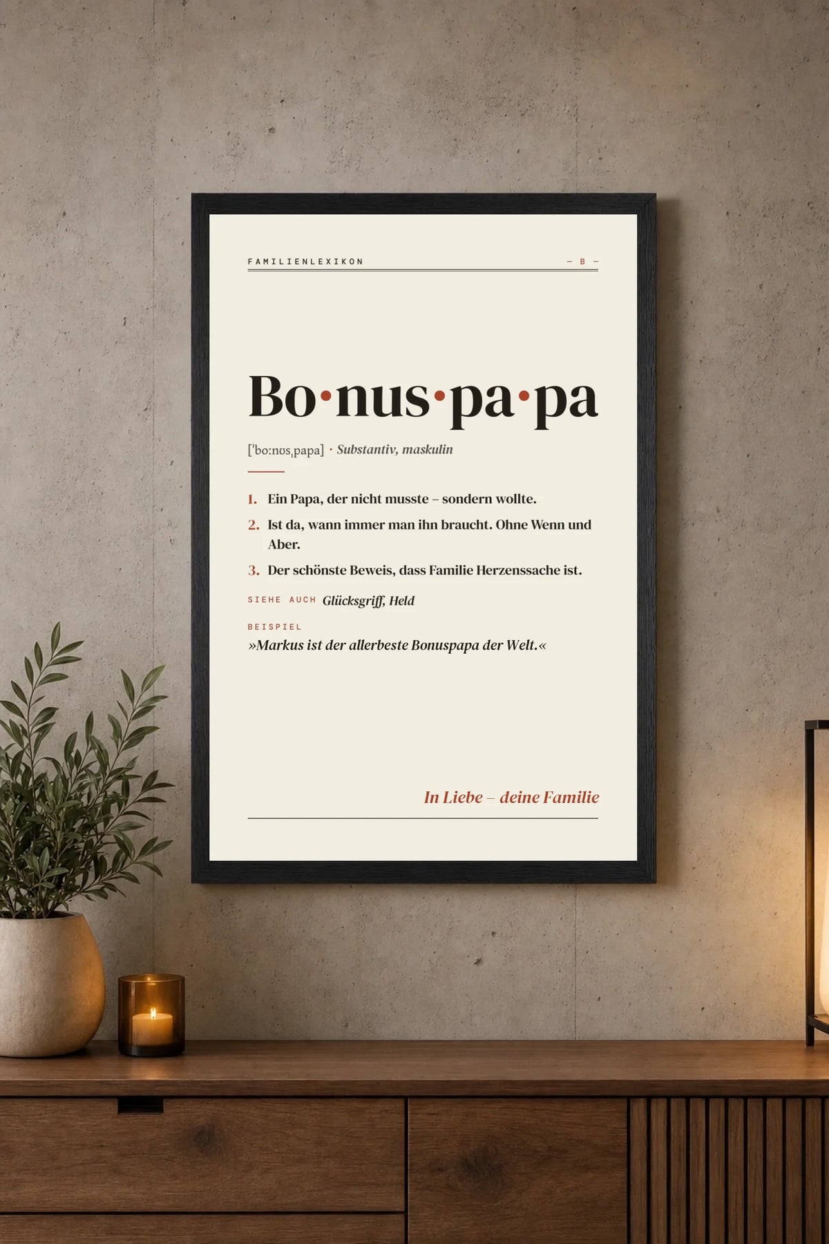 Bonuspapa Definition Poster an der Wand über dem Sideboard