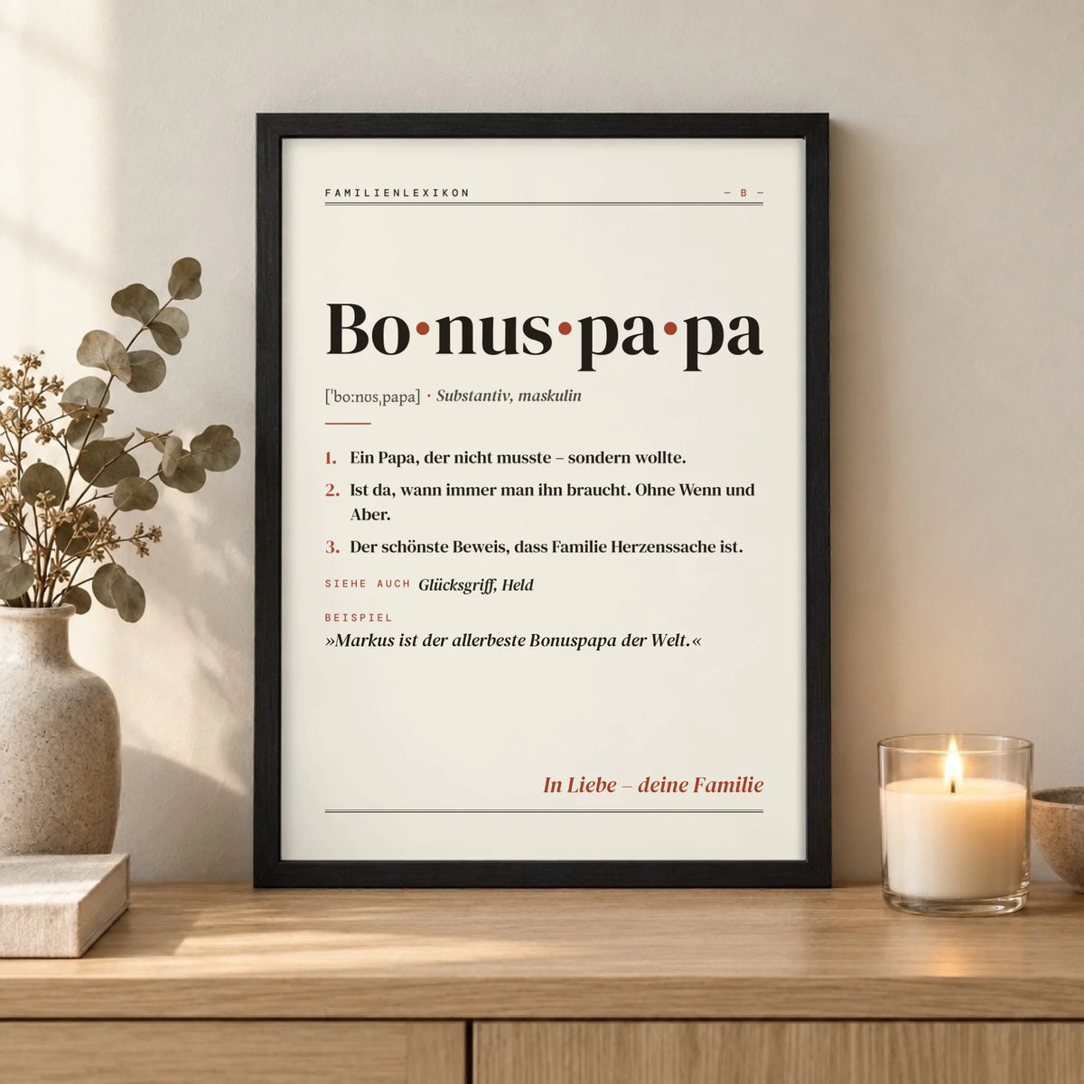 Bonuspapa Definition Poster im schwarzen Holzrahmen – Nahaufnahme auf dem Sideboard