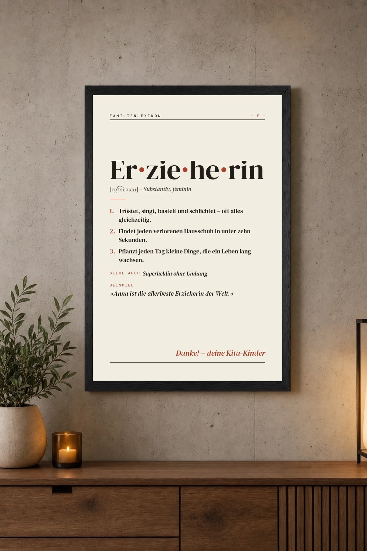 Erzieherin Definition Poster an der Wand über dem Sideboard