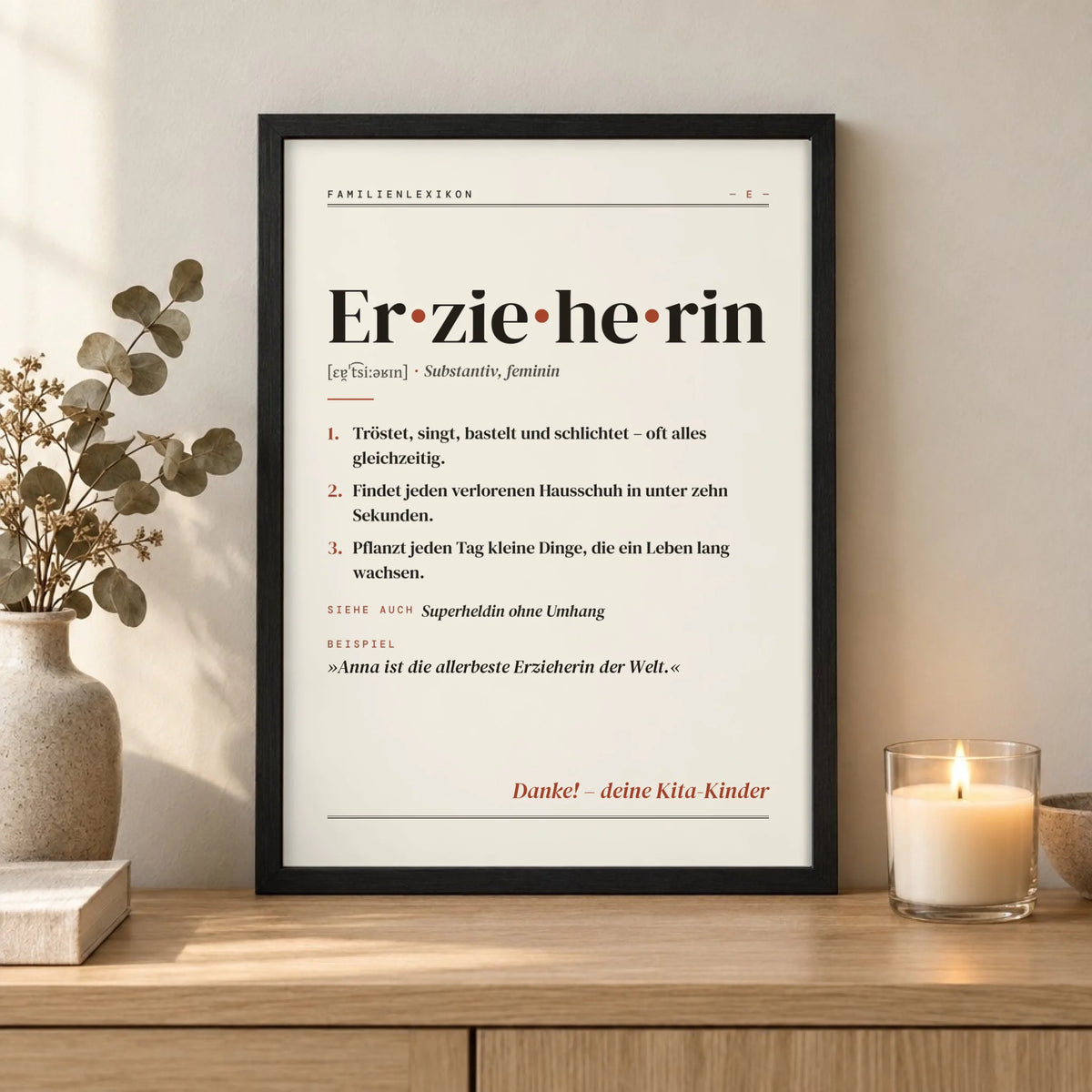 Erzieherin Definition Poster im schwarzen Holzrahmen – Nahaufnahme auf dem Sideboard