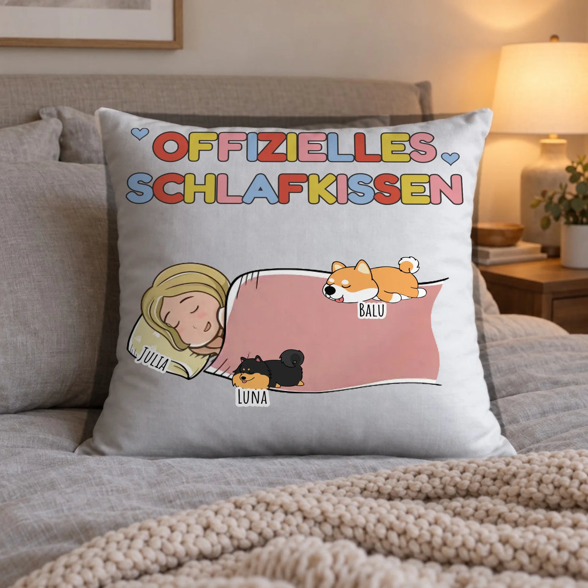 Personalisiertes Schlafkissen für Hundebesitzer mit Person und Hund unter der Decke, auf dem Bett