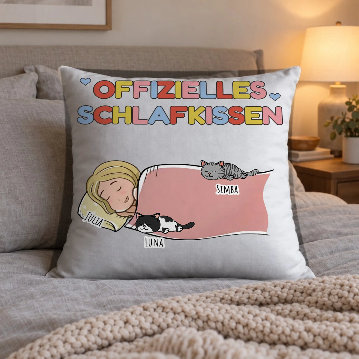 Personalisiertes Schlafkissen für Katzenbesitzer mit Person und Katze unter der Decke, auf dem Bett