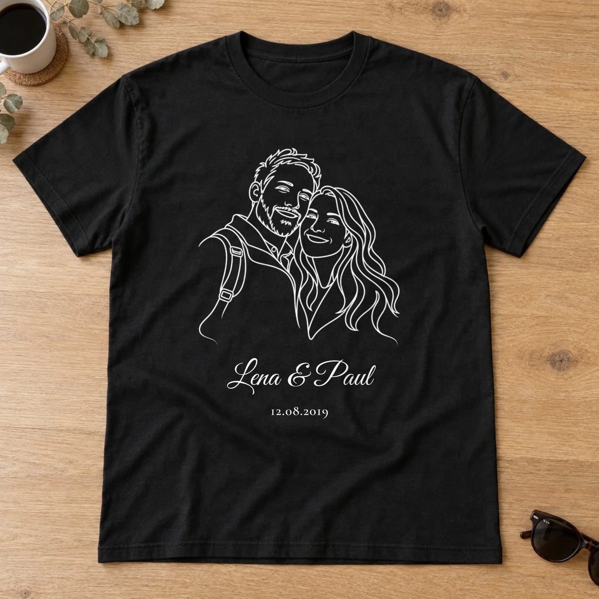 Paar T-Shirt Strichzeichnung nach Foto personalisiert mit Namen und Datum – Schwarz