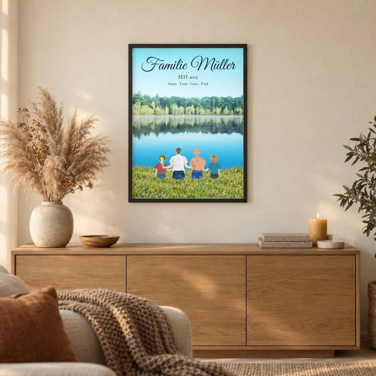 Gerahmtes Familienbild Familie am See im Wohnzimmer über dem Sideboard