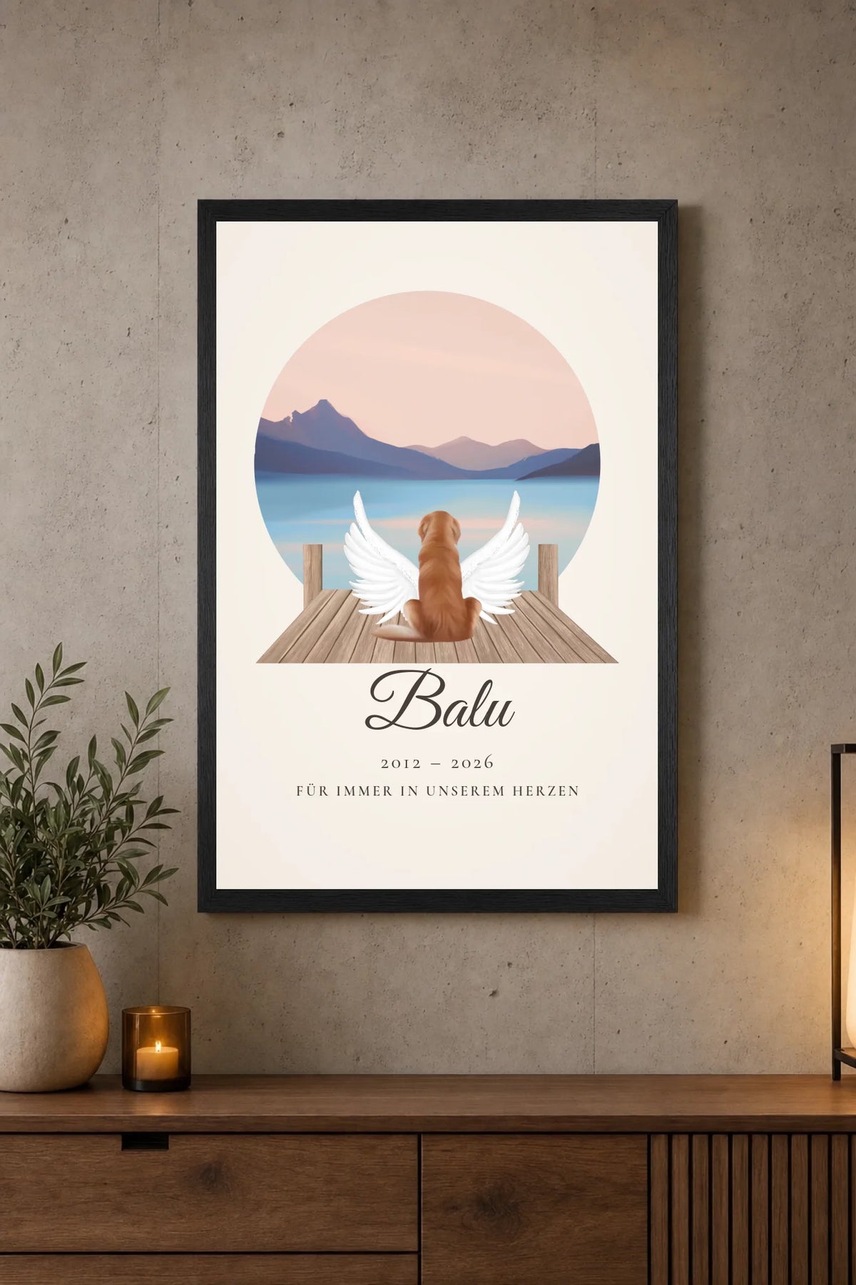 Gedenkbild für den verstorbenen Hund als Poster an der Wand über dem Sideboard