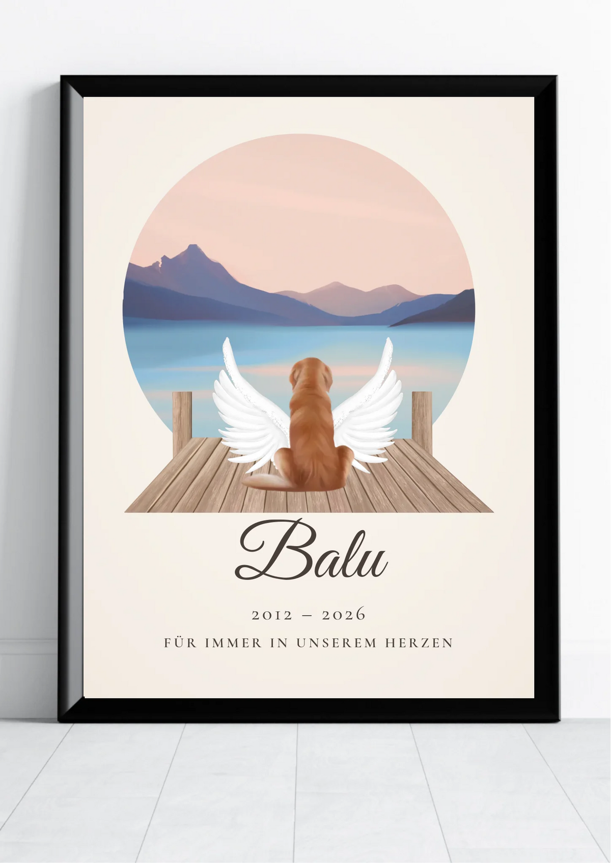 Hund Gedenkposter im Hochformat – Hund auf dem Steg mit Engelsflügeln