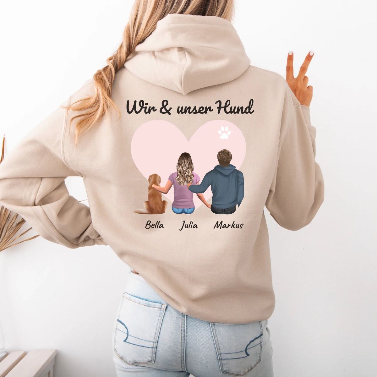 Personalisierter Hoodie „Wir & unser Hund“ – Rückendruck mit Figuren von hinten, Sand