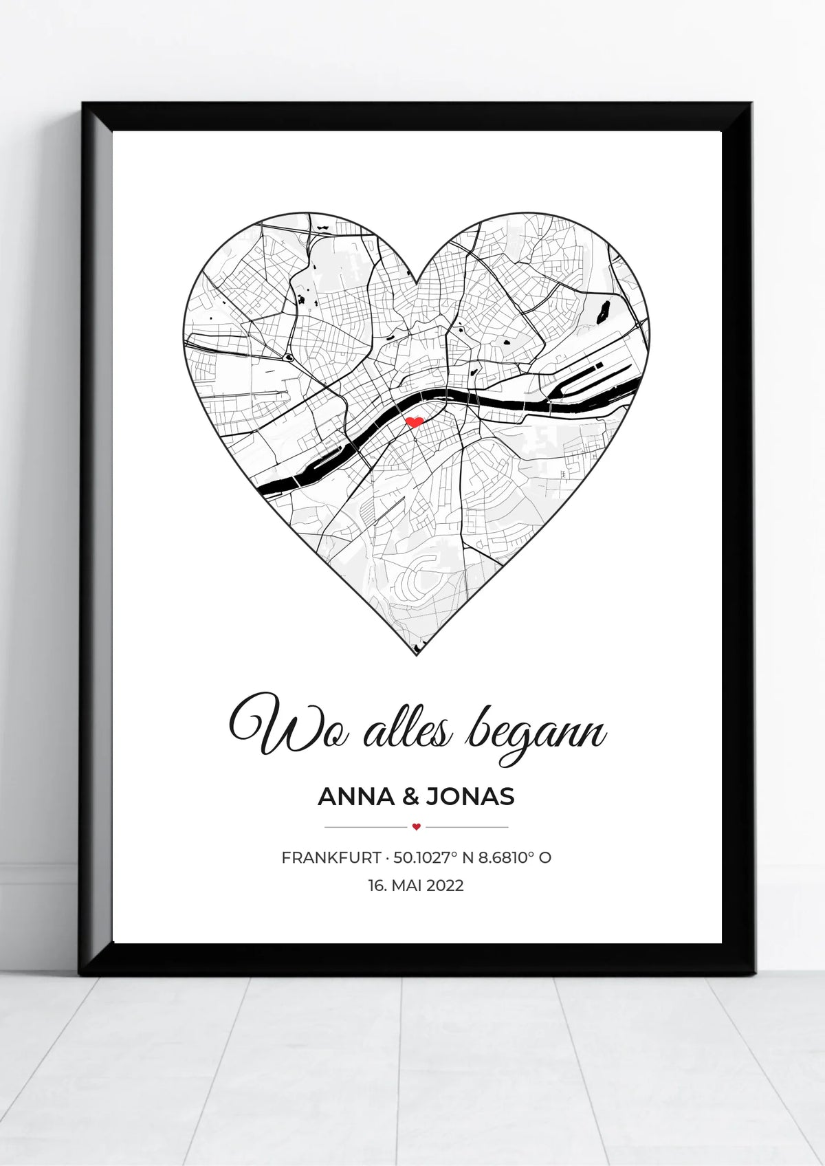 Wo alles begann Poster mit Namen, Koordinaten und Datum – Frontansicht im schwarzen Rahmen
